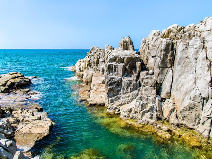 All About ニュース編集部が全国250人を対象に実施した「お土産に関するアンケート」の調査結果から、旅先で買いたい「福井県のお土産」ランキングを発表！ 2位「から揚げせんべい（越前海鮮倶楽部）」を抑えた1位は？