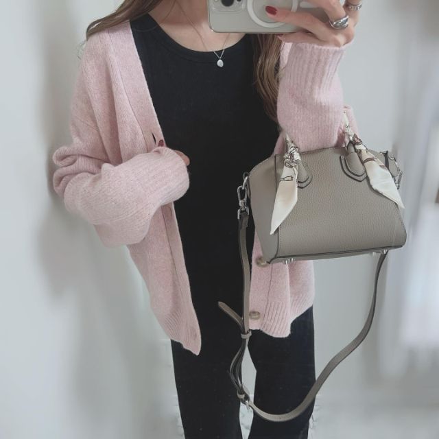 パフニットVネックカーディガンを着たコーデ