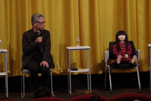 ステージには“もう一人の主人公”であるアヤちゃん人形が