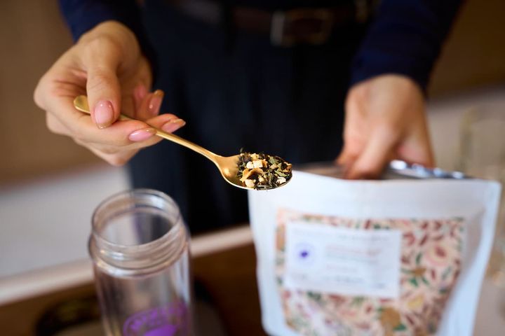 お茶はすべて「aardvark TEA」オリジナルの「急須ボトル」で淹れる