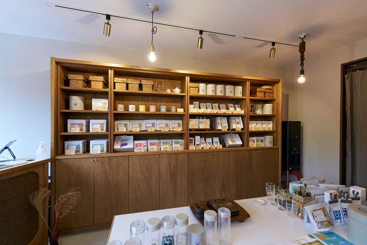 店内ではオンラインショップで展開するほぼすべてのお茶が購入できる
