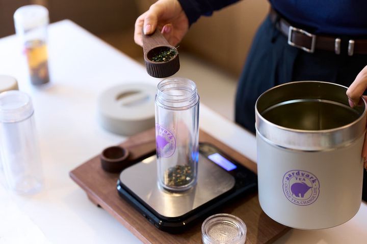 スタッフがお茶を淹れてくれる