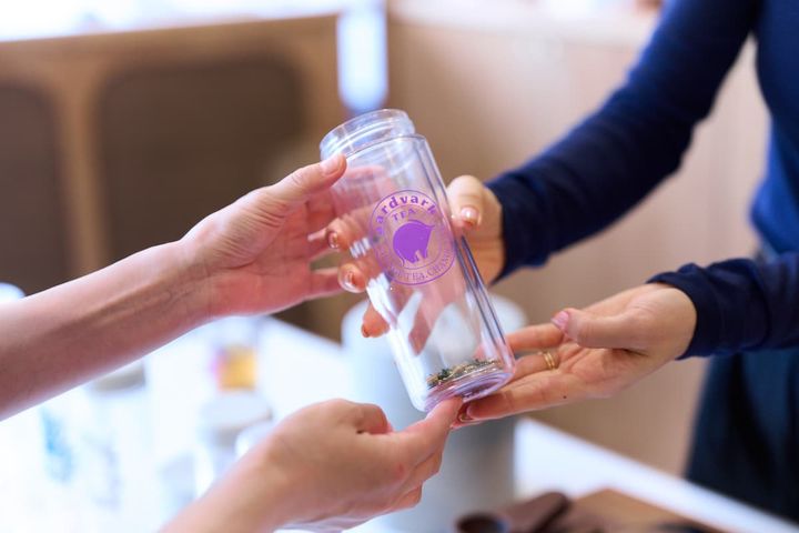 購入した茶葉をスタッフの方が「急須ボトル」に入れてくれるので、それを受け取り、給水機でお湯を注ぐ