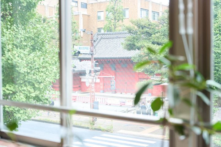 窓からは斜向かいの東大赤門が見える