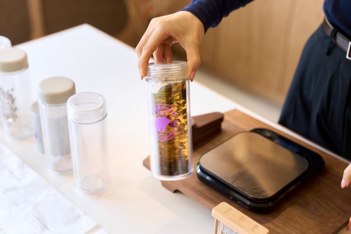 お湯を注いだら、円を描くようにボトルをぐるぐるやさしく4〜5回まわし振る