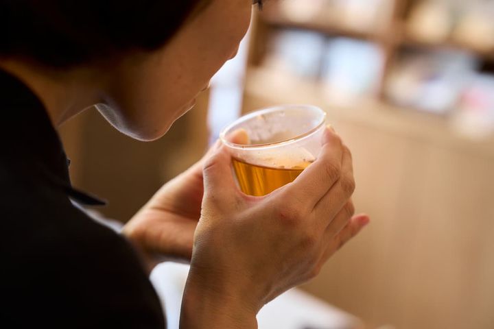 筆者が試飲するシーン