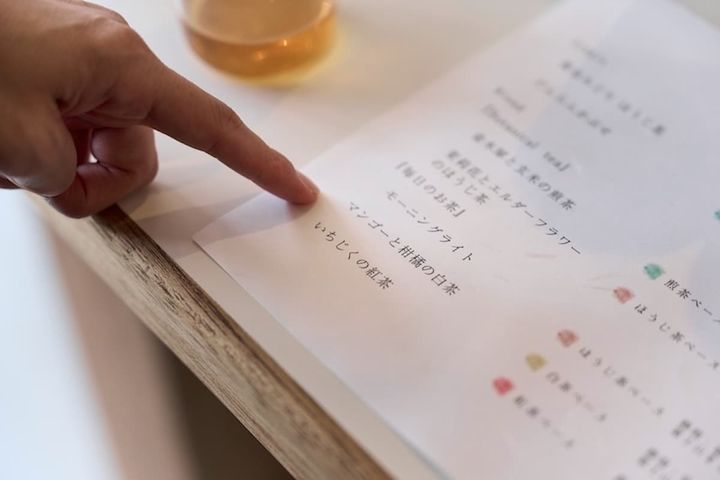 オンラインショップにはない、季節限定の茶葉を選べる