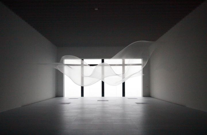 大巻伸嗣《Liminal Air Space-Time》 2015年、展示風景：「シンプルなかたち展：美はどこからくるのか」森美術館 ©️Shinji Ohmaki Studio