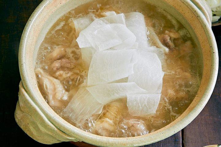 寒いと思ったら、日本酒を誘う“ひらひら大根と鶏肉のとろみ鍋”