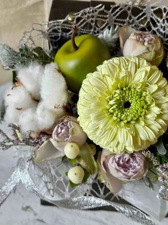 お祝い花販売プラットフォームSakaseruの人気アレンジに冬限定カラー登場！新商品も