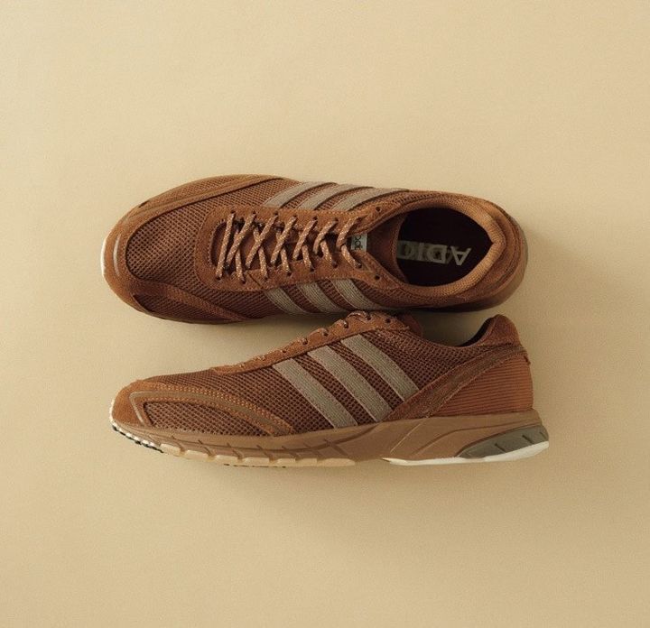 アディダスオリジナルスのブラウンスウェードのスニーカー