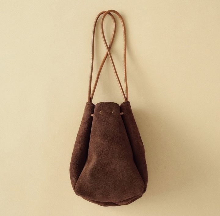 イル ワンエイティのブラウンの巾着バッグ