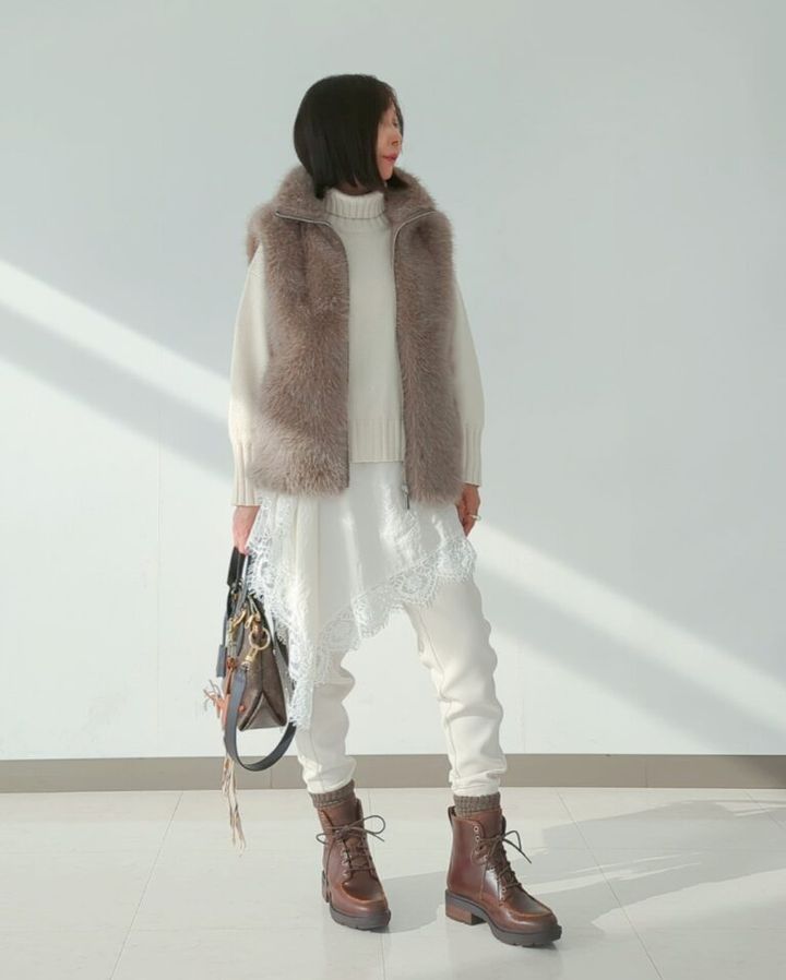 フェイクファージレ／H＆M(new)、ニット／TOMORROWLAND、レースキャミ／ZARA(new)、スウェットパンツ／UNIQLO、バッグ／Louis Vuitton、レースアップブーツ／timberland