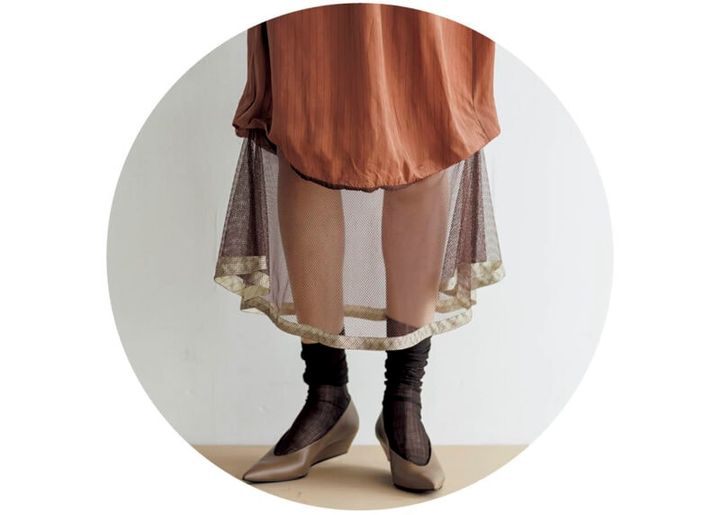 〈BROWN〉エッジのあるスタイルでもブラウンなら品よくまとまる