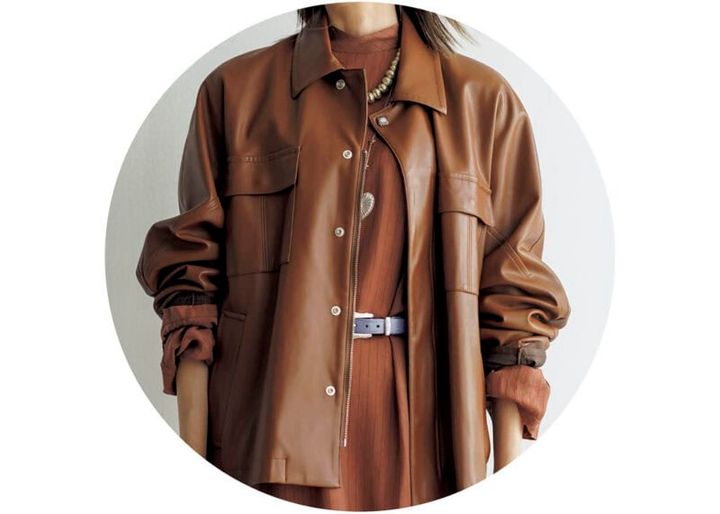 〈BROWN〉エッジのあるスタイルでもブラウンなら品よくまとまる