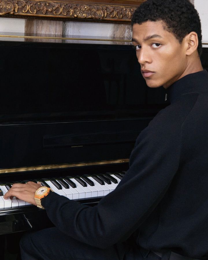 両ブランドが共通して大切にするクリエイティビティ、クラフトマンシップ、そしてアーバンなエネルギーを称えるコラボレーション作。クラシックでありながら先進的なデザインを通じて、“Paris-meets-Tokyo”のライフスタイルを体現した。