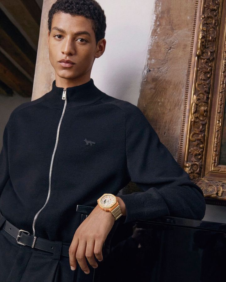 パリのオスマン建築から着想したカラーパレットは、ナチュラルでニュートラルなカマイユ調のカラーをベースに、大胆なオレンジのベゼルをアクセントとして配置。パリの夕焼けのあたたかな光を思わせる仕上がりとなっている。