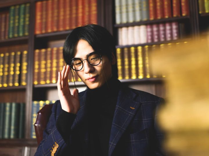 All About ニュース編集部が全国300人を対象に実施した「名字のイメージに関するアンケート」の調査結果から、「知的な印象がある名字」ランキングを発表！ 2位「宇治原」を抑えた1位は？