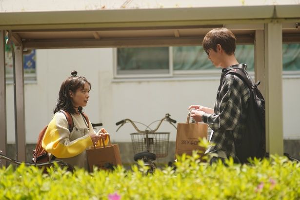 大学のサークル「珈琲研究会」で知り合った、サチとタモツ [c]2025「佐藤さんと佐藤さん」製作委員会