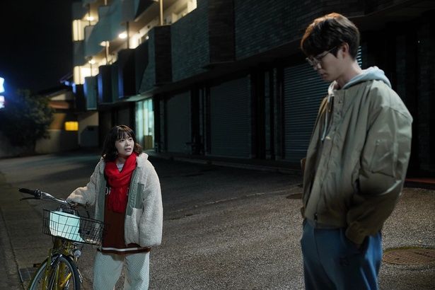 育児をしながらの試験勉強に励むタモツと、一家の大黒柱として仕事に邁進するサチの間に、小さなすれ違いが生じていく… [c]2025「佐藤さんと佐藤さん」製作委員会