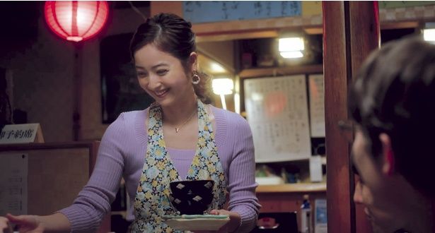 佐々木希が演じたのは、タモツの故郷にある飲み屋の女将 [c]2025「佐藤さんと佐藤さん」製作委員会