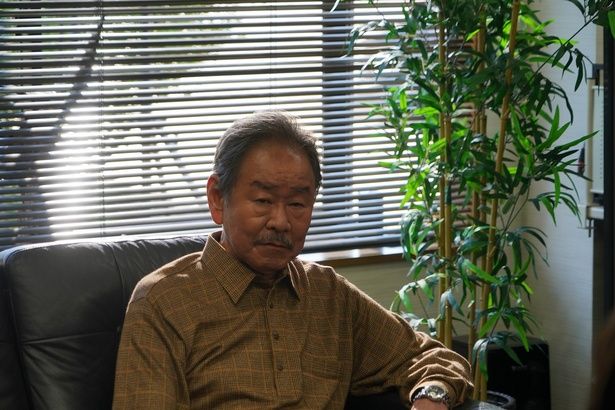 サチの顧客の一人、菅井は50年連れ添った妻から熟年離婚を言い渡されていた [c]2025「佐藤さんと佐藤さん」製作委員会