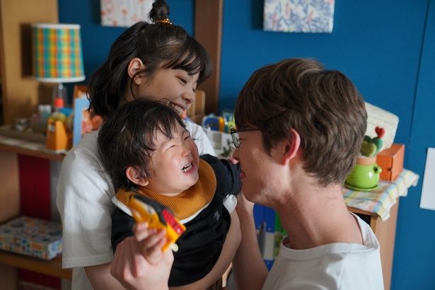 息子のフクが誕生し、幸せに包まれるサチとタモツ [c]2025「佐藤さんと佐藤さん」製作委員会