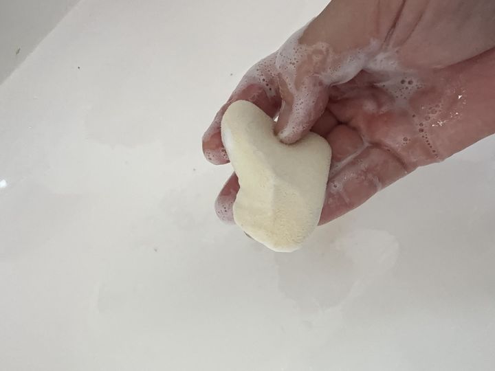 スポンジやパフは洗剤を含ませてもむようにして洗う