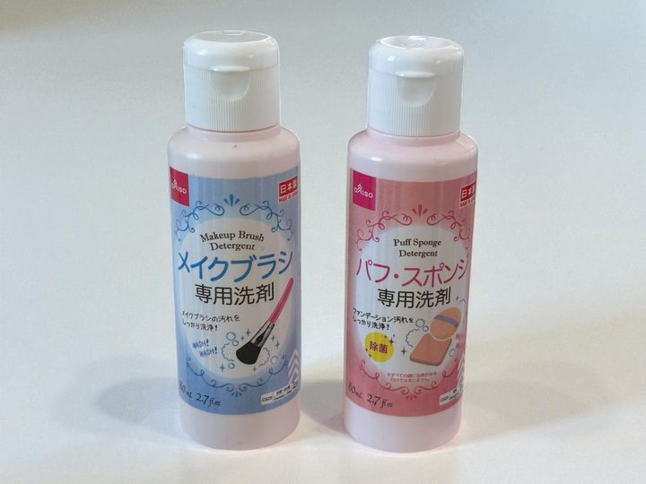 ダイソー「メイクブラシ専用洗剤」（JANコード：4979909959725）／「パフ・スポンジ専用洗剤」（JANコード：4979909734971） 各税込110円