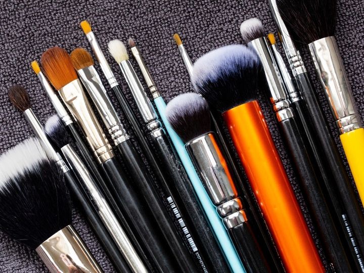 日々のメイクに使うメイクブラシやメイクスポンジは、どのような状態になったら“寿命”なのでしょうか。また、交換せずに使い続けたら何が起こるのでしょうか。今回はその交換時や、洗い方などのメンテナンス方法をご紹介します。