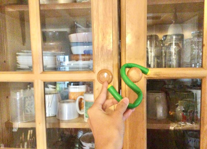 食器棚の扉にS字フックをかける