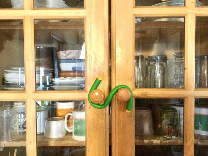 食器棚の扉にS字フックをかける