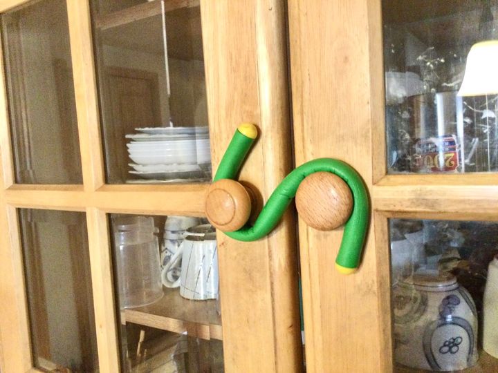 食器棚の扉にS字フックをかける