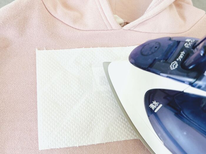 パーカーやTシャツの剥がれかけのロゴを