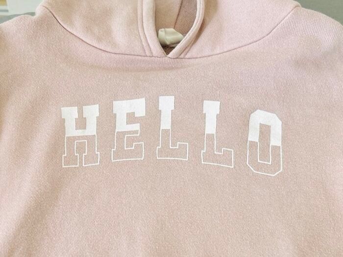 パーカーやTシャツの剥がれかけのロゴを