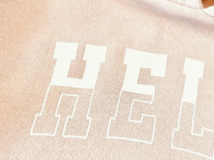 パーカーやTシャツの剥がれかけのロゴを