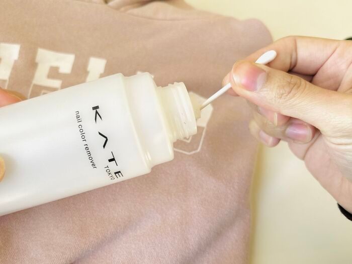 パーカーやTシャツの剥がれかけのロゴを