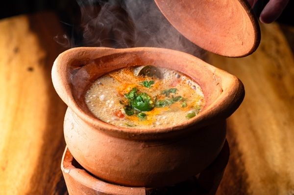 【東京都新宿区】西新宿にエスニックカフェ＆バル「CALDO PARADISO」誕生！おしゃれ空間で多彩なメニューを楽しもう