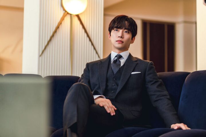 1990年生まれ。2008年にアイドルグループ 「2PM」のメンバーとしてデビュー。13年に『監 視者たち』で映画初出演、15年に『二十歳』で映 画初主演を果たす。21年に主演したドラマ『赤 い袖先』ではMBC演技大賞ミニシリーズ部門の 最優秀演技賞などに輝いた。