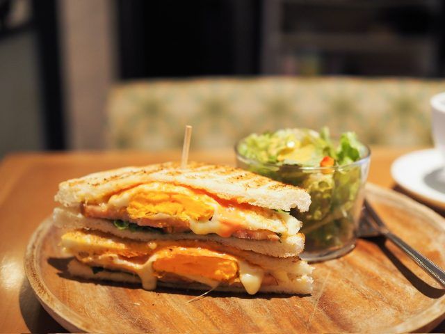 ベーコンエッグサンド