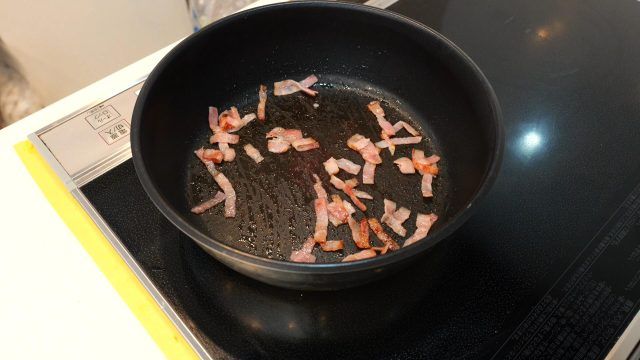 フライパンとベーコン