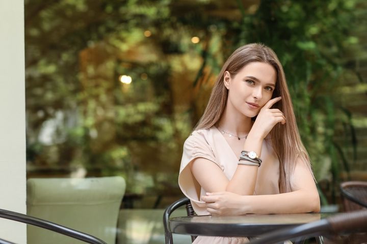 おしゃれな腕時計を身に着けた女性