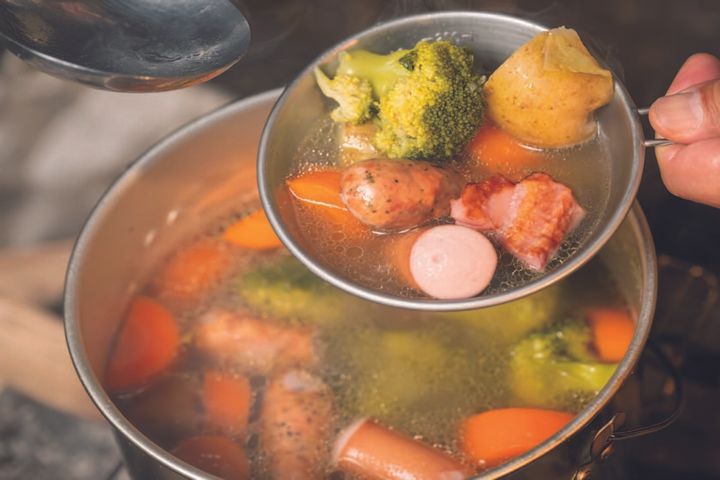 冬キャンプを楽しむライダー必見！鍋料理と焚き火で温まる贅沢時間｜マヒトが行く