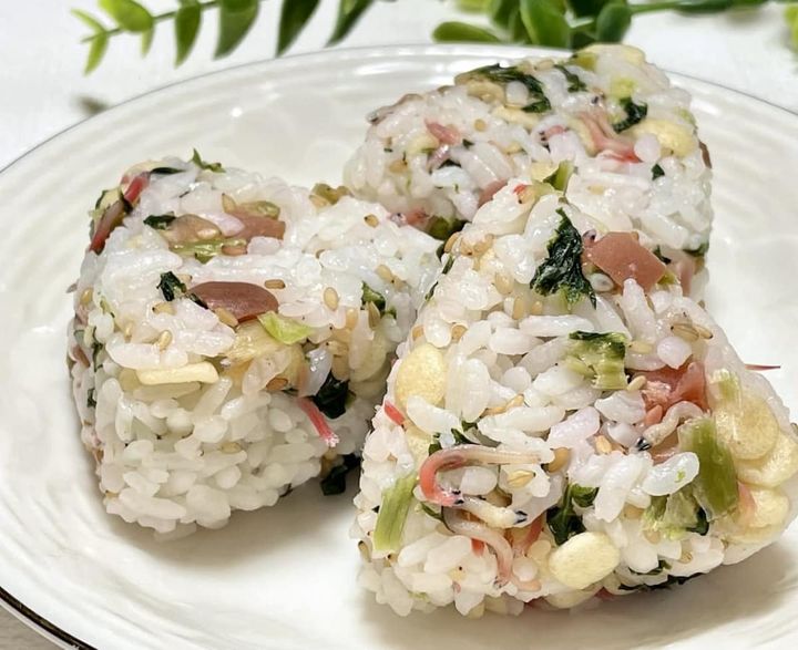 「天かすと梅ちりめんのおにぎり」レシピ