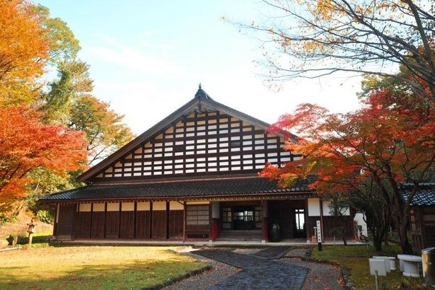 陶芸館を紅葉が彩る/富山市民俗民芸村の紅葉 画像提供：富山市民俗民芸村