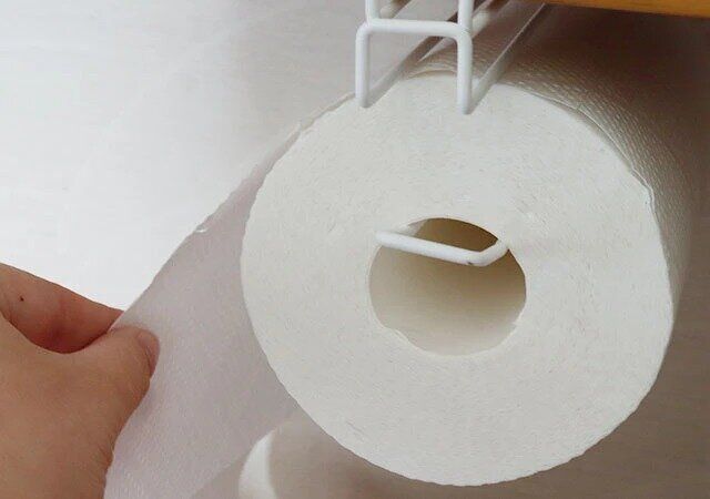 セリアのワイヤーペーパーホルダー 棚下用タイプの設置例