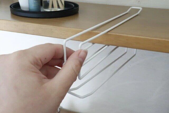 セリアのワイヤーペーパーホルダー 棚下用タイプ