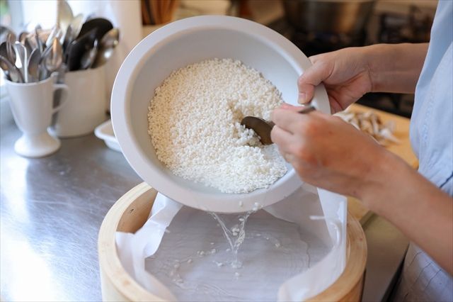 餅米を使わなくてもOK！「鮭ときのこのおこわ風」作り方①