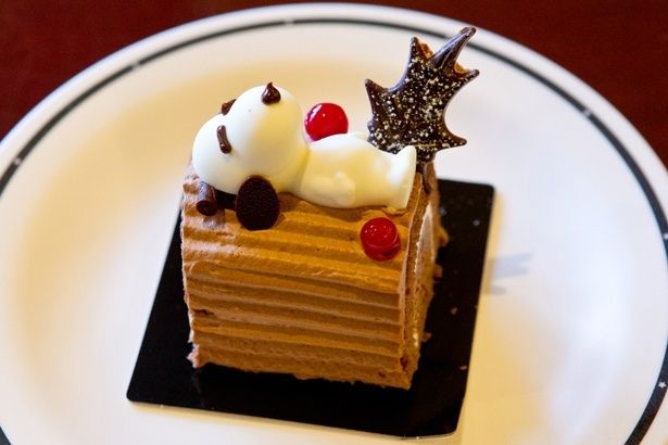 ブッシュ・ド・ノエル 〜ショコラ&マロン〜。ヒイラギ形のチョコもポイント