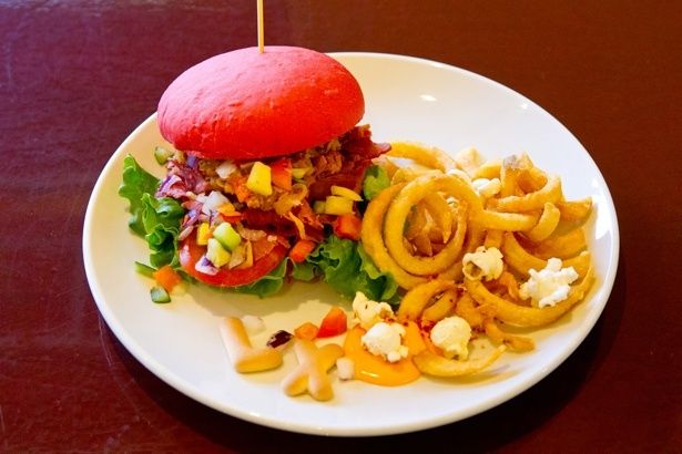 ハンバーガー 〜BBQ プルドポーク〜。お皿の上がパーティ会場みたい